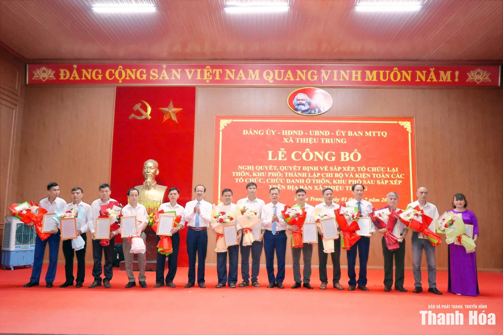Công bố nghị quyết, quyết định về sắp xếp, tổ chức lại các thôn trên địa bàn xã Thiệu Trung