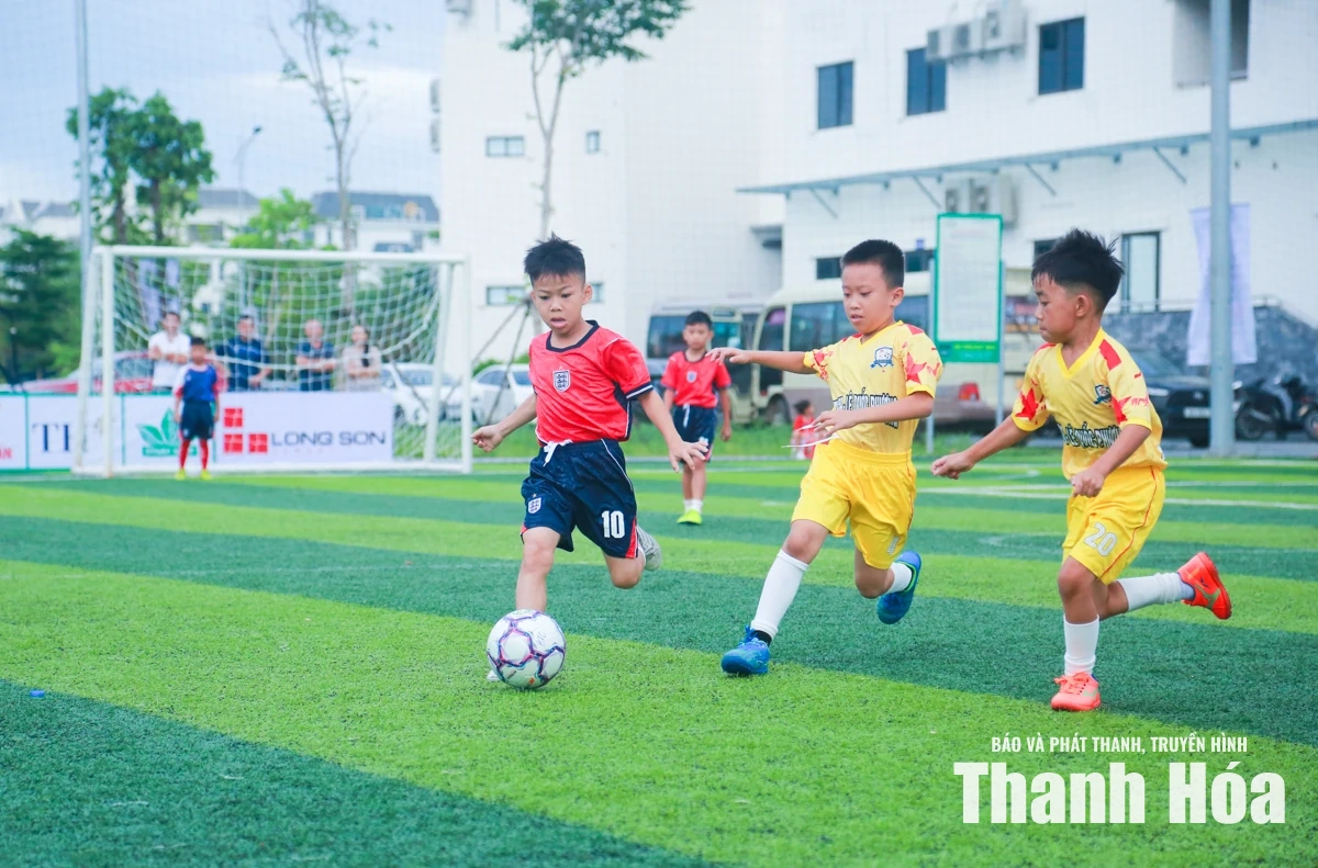 Các đội bóng giàu truyền thống khẳng định sức mạnh ở lượt trận đầu tiên lứa tuổi U8