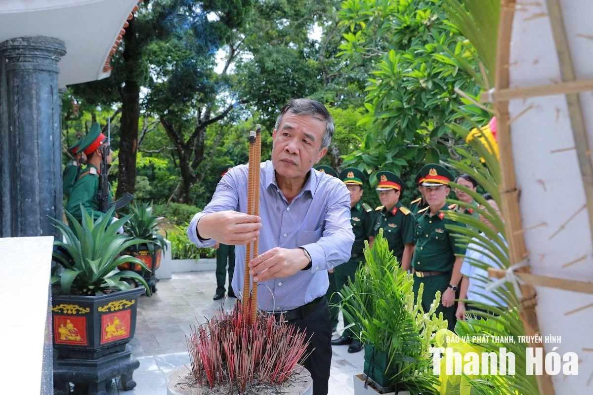Bí thư Tỉnh ủy Lê Đức Thái dâng hương tưởng niệm các Anh hùng liệt sĩ và kiểm tra công tác sẵn sàng chiến đấu tại Đảo Mê