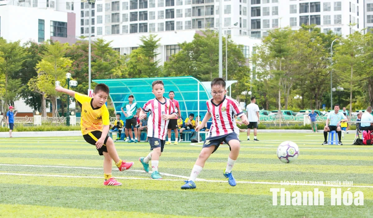 Các đội bóng U8 đua tranh quyết liệt giành điểm số trong ngày thi đấu thứ 2