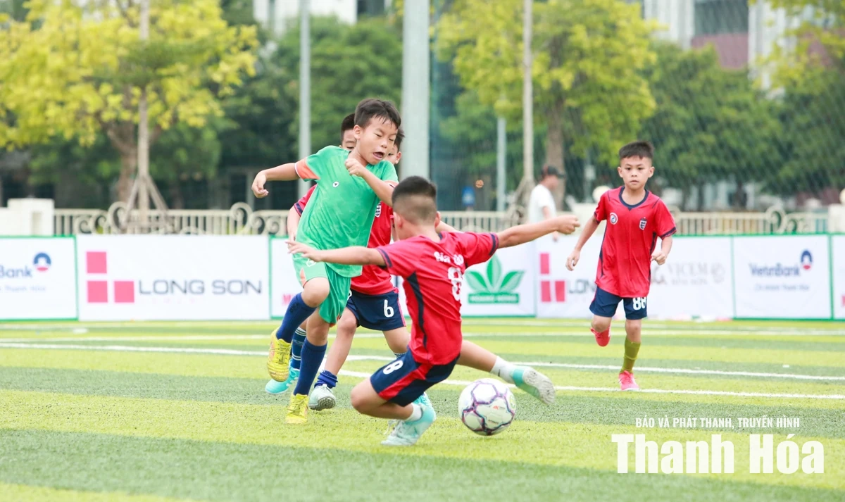 Các đội bóng U8 đua tranh quyết liệt giành điểm số trong ngày thi đấu thứ 2