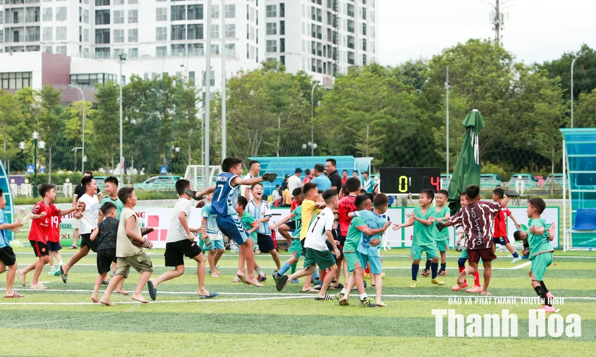 Các đội bóng U8 đua tranh quyết liệt giành điểm số trong ngày thi đấu thứ 2