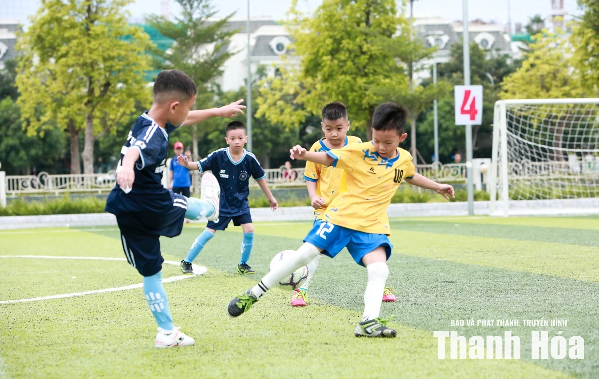Các đội bóng U8 đua tranh quyết liệt giành điểm số trong ngày thi đấu thứ 2