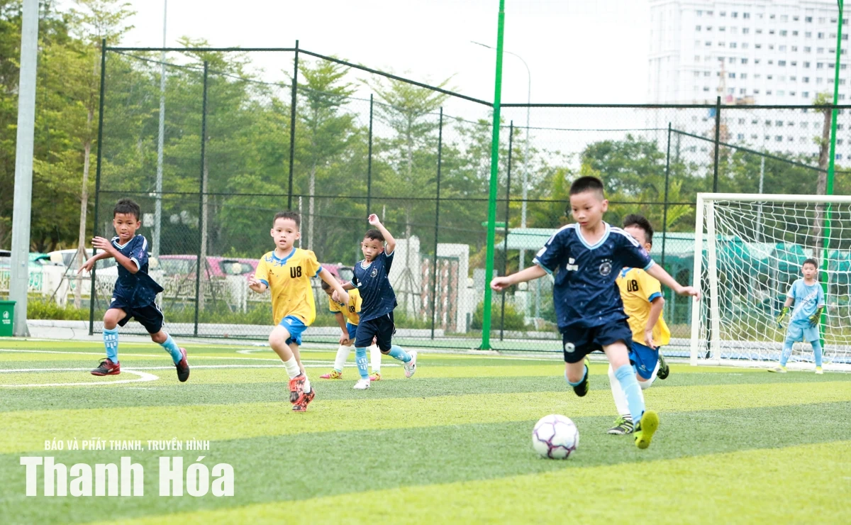 Các đội bóng U8 đua tranh quyết liệt giành điểm số trong ngày thi đấu thứ 2