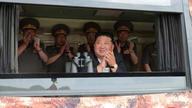 Nhà lãnh đạo Triều Tiên Kim Jong-un thị sát các cuộc thử nghiệm vũ khí trên tàu khu trục Kang Kon