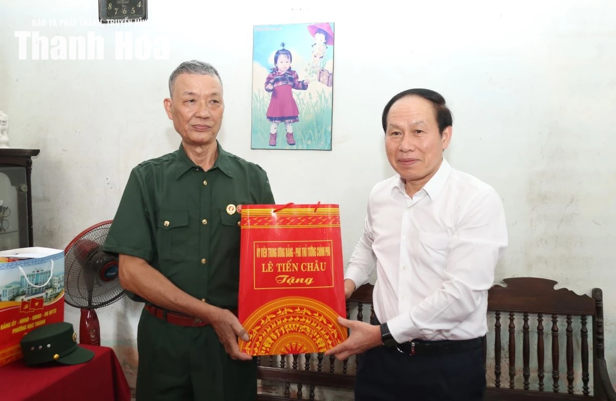 Phó Thủ tướng Chính phủ Lê Tiến Châu dâng hương tưởng nhớ Anh hùng Lực lượng vũ trang Nhân dân Ngô Thị Tuyển