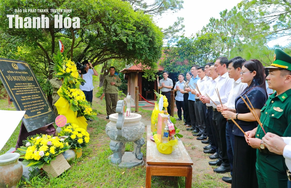 Đoàn đại biểu tỉnh Thanh Hóa dâng hương tri ân các Anh hùng liệt sĩ tại tỉnh Quảng Trị