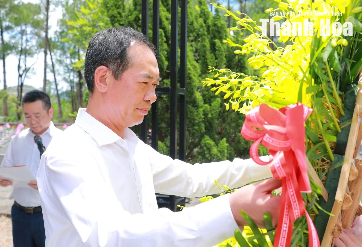 Đoàn đại biểu tỉnh Thanh Hóa dâng hương tri ân các Anh hùng liệt sĩ tại tỉnh Quảng Trị