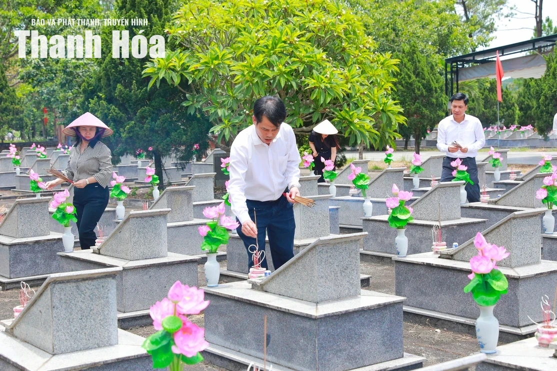 Đoàn đại biểu tỉnh Thanh Hóa dâng hương tri ân các Anh hùng liệt sĩ tại tỉnh Quảng Trị