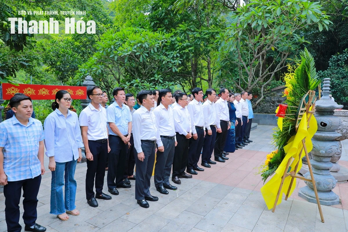 Đoàn đại biểu tỉnh Thanh Hóa dâng hương tri ân các Anh hùng liệt sĩ tại tỉnh Quảng Trị