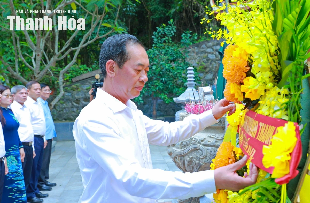 Đoàn đại biểu tỉnh Thanh Hóa dâng hương tri ân các Anh hùng liệt sĩ tại tỉnh Quảng Trị