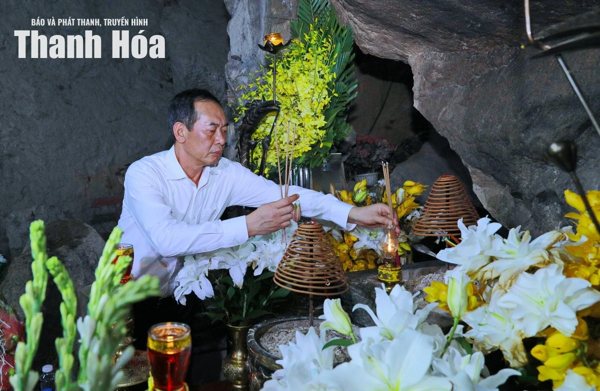 Đoàn đại biểu tỉnh Thanh Hóa dâng hương tri ân các Anh hùng liệt sĩ tại tỉnh Quảng Trị