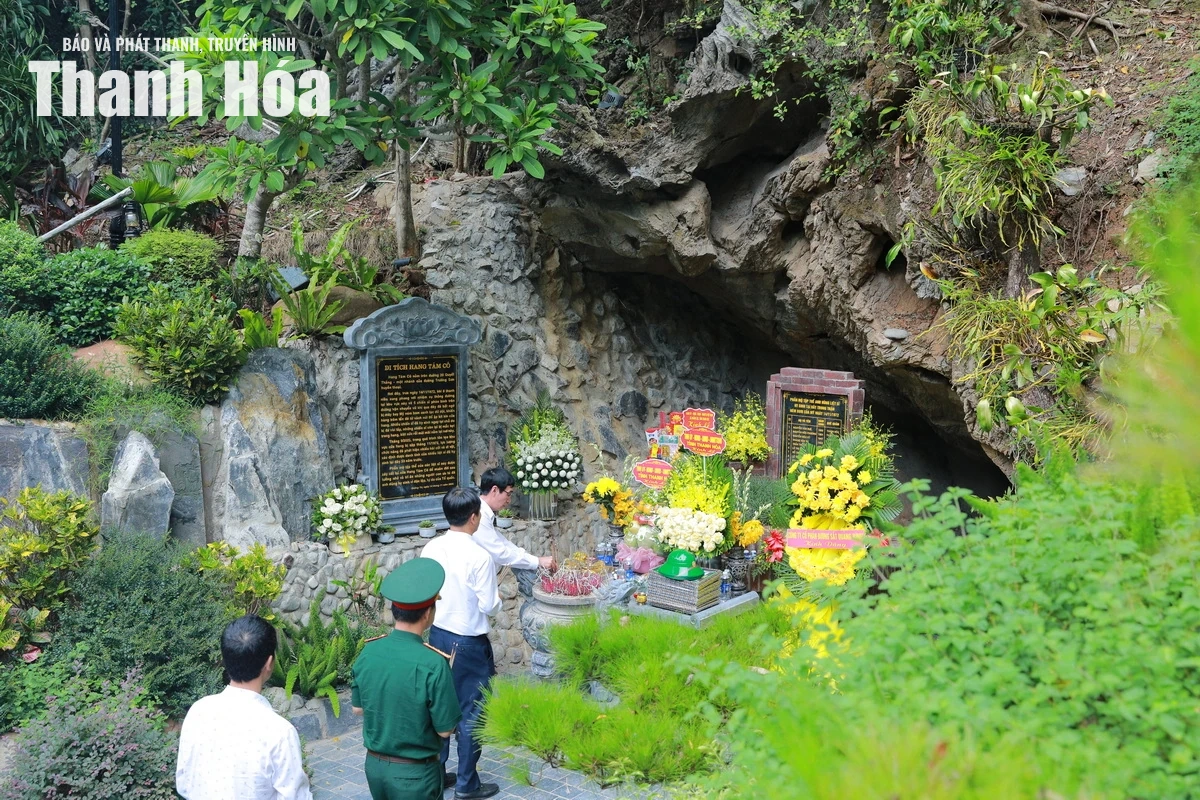 Đoàn đại biểu tỉnh Thanh Hóa dâng hương tri ân các Anh hùng liệt sĩ tại tỉnh Quảng Trị