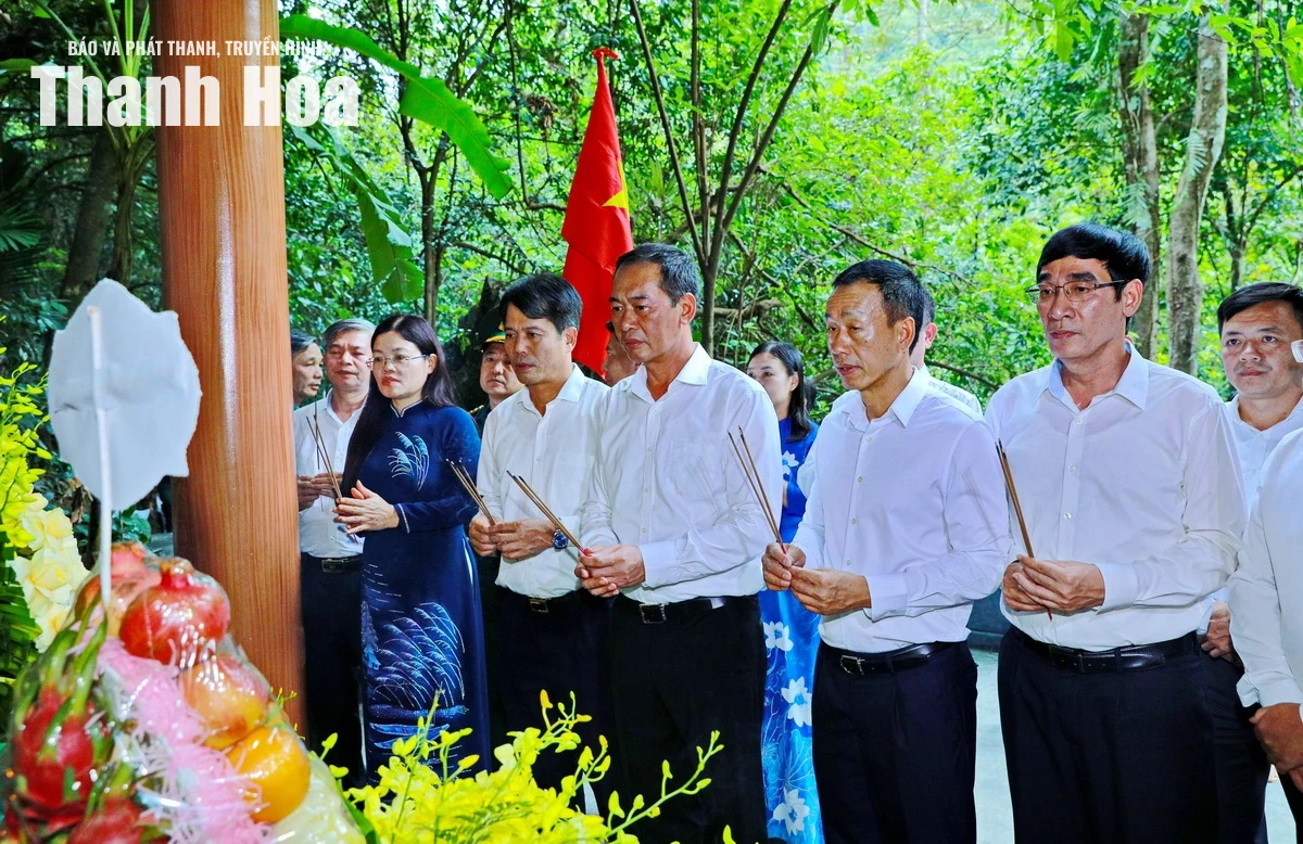Đoàn đại biểu tỉnh Thanh Hóa dâng hương tri ân các Anh hùng liệt sĩ tại tỉnh Quảng Trị