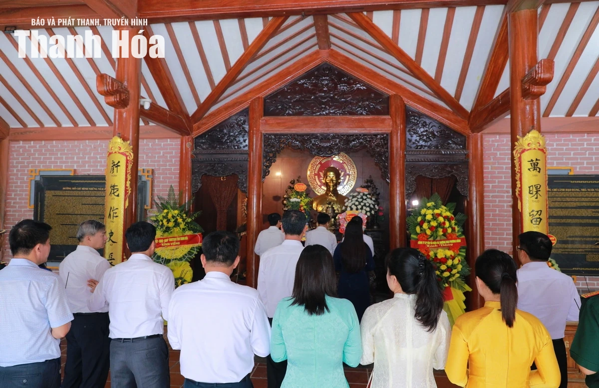 Đoàn đại biểu tỉnh Thanh Hóa dâng hương tri ân các Anh hùng liệt sĩ tại tỉnh Quảng Trị