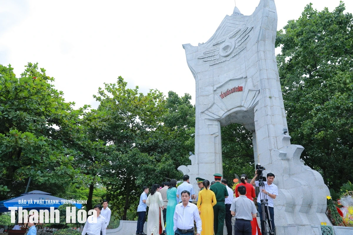 Đoàn đại biểu tỉnh Thanh Hóa dâng hương tri ân các Anh hùng liệt sĩ tại tỉnh Quảng Trị
