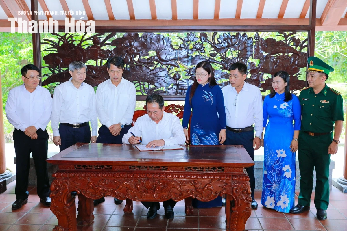 Đoàn đại biểu tỉnh Thanh Hóa dâng hương tri ân các Anh hùng liệt sĩ tại tỉnh Quảng Trị