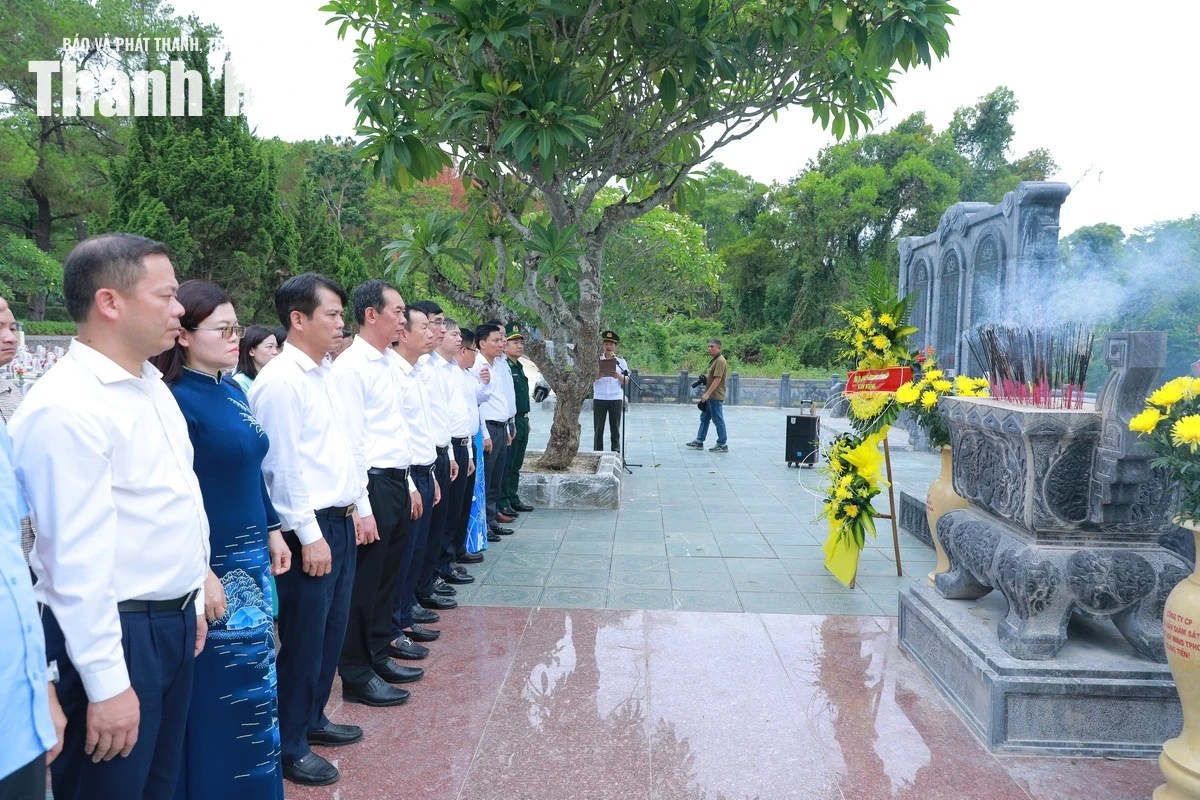Đoàn đại biểu tỉnh Thanh Hóa dâng hương tri ân các Anh hùng liệt sĩ tại tỉnh Quảng Trị
