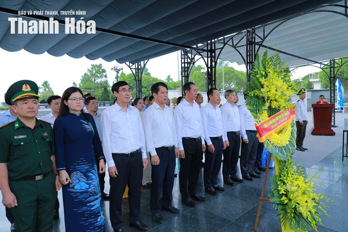 Đoàn đại biểu tỉnh Thanh Hóa dâng hương tri ân các Anh hùng liệt sĩ tại tỉnh Quảng Trị