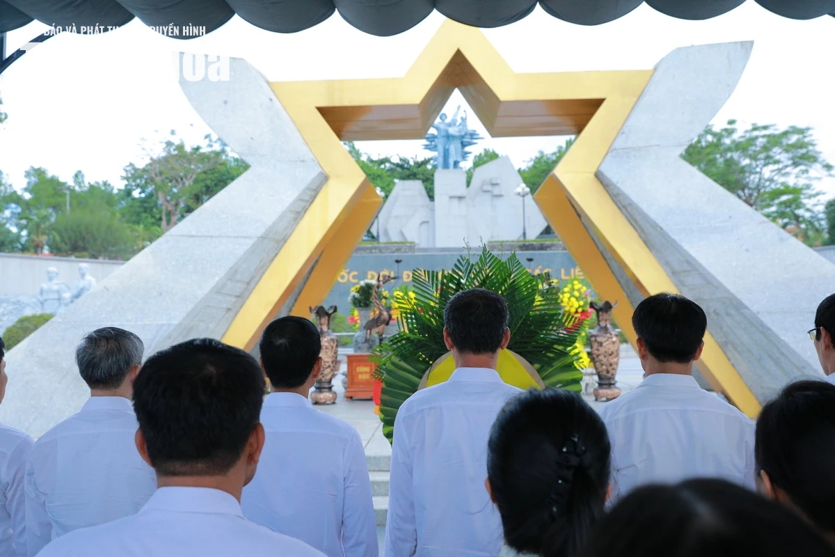 Đoàn đại biểu tỉnh Thanh Hóa dâng hương tri ân các Anh hùng liệt sĩ tại tỉnh Quảng Trị