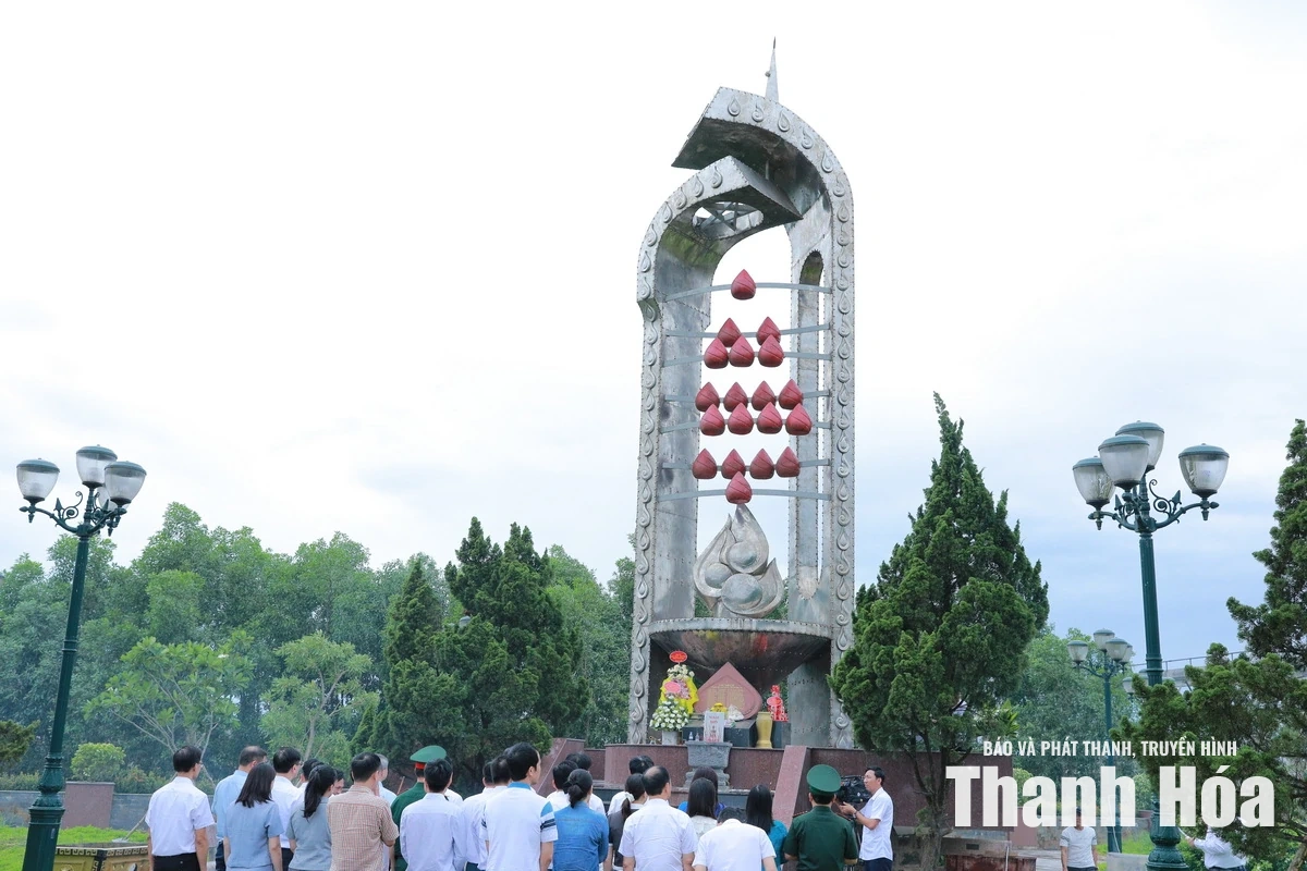 Đoàn đại biểu tỉnh Thanh Hóa dâng hương tri ân các Anh hùng liệt sĩ tại tỉnh Quảng Trị
