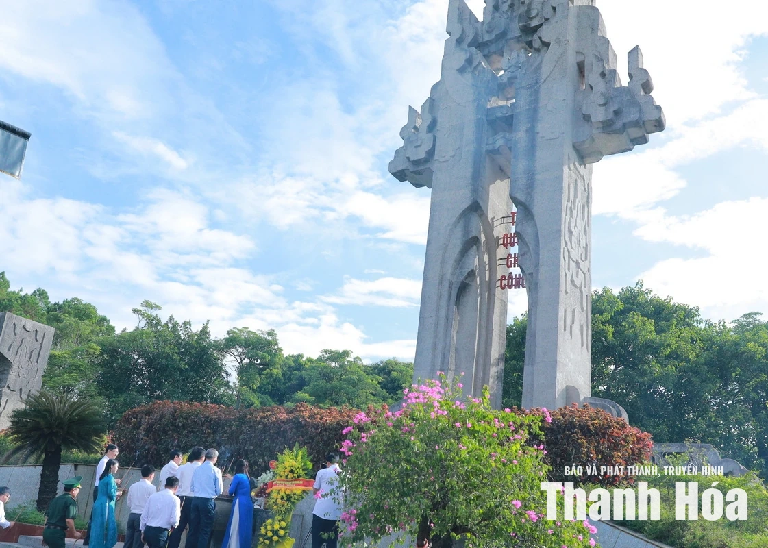 Đoàn đại biểu tỉnh Thanh Hóa dâng hương tri ân các Anh hùng liệt sĩ tại tỉnh Quảng Trị