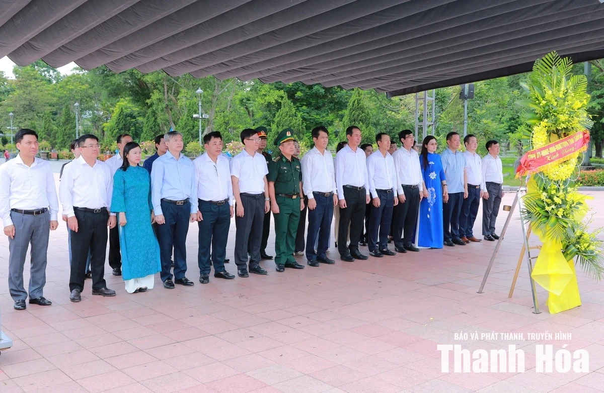 Đoàn đại biểu tỉnh Thanh Hóa dâng hương tri ân các Anh hùng liệt sĩ tại tỉnh Quảng Trị