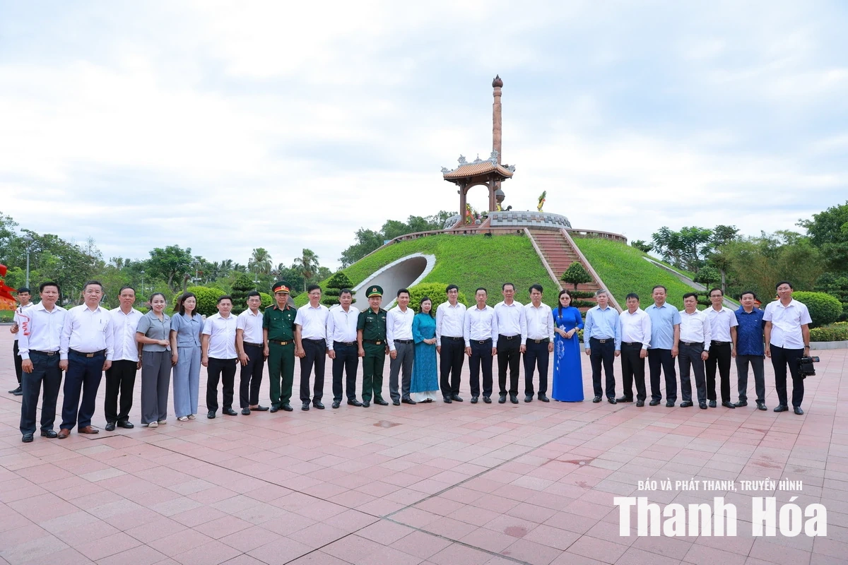 Đoàn đại biểu tỉnh Thanh Hóa dâng hương tri ân các Anh hùng liệt sĩ tại tỉnh Quảng Trị