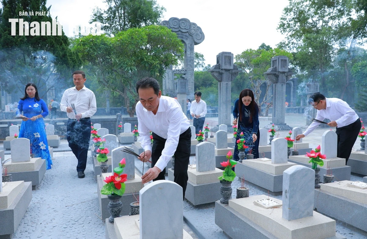 Đoàn đại biểu tỉnh Thanh Hóa dâng hương tri ân các Anh hùng liệt sĩ tại tỉnh Quảng Trị