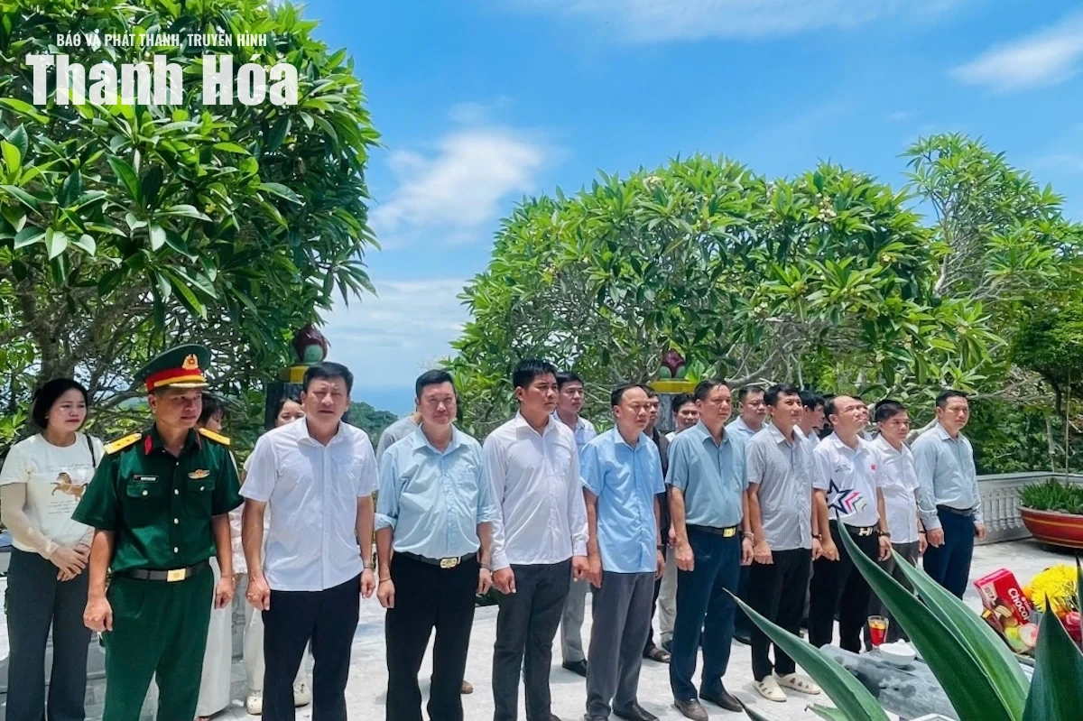 Xã Thanh Quân thăm, tặng quà cán bộ, chiến sĩ Tiểu đoàn Hỗn hợp Đảo Mê