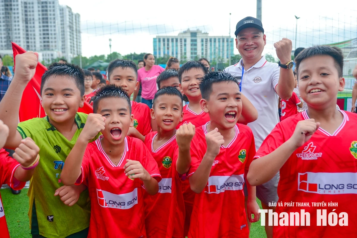 Vỡ òa cảm xúc trong ngày đăng quang 
