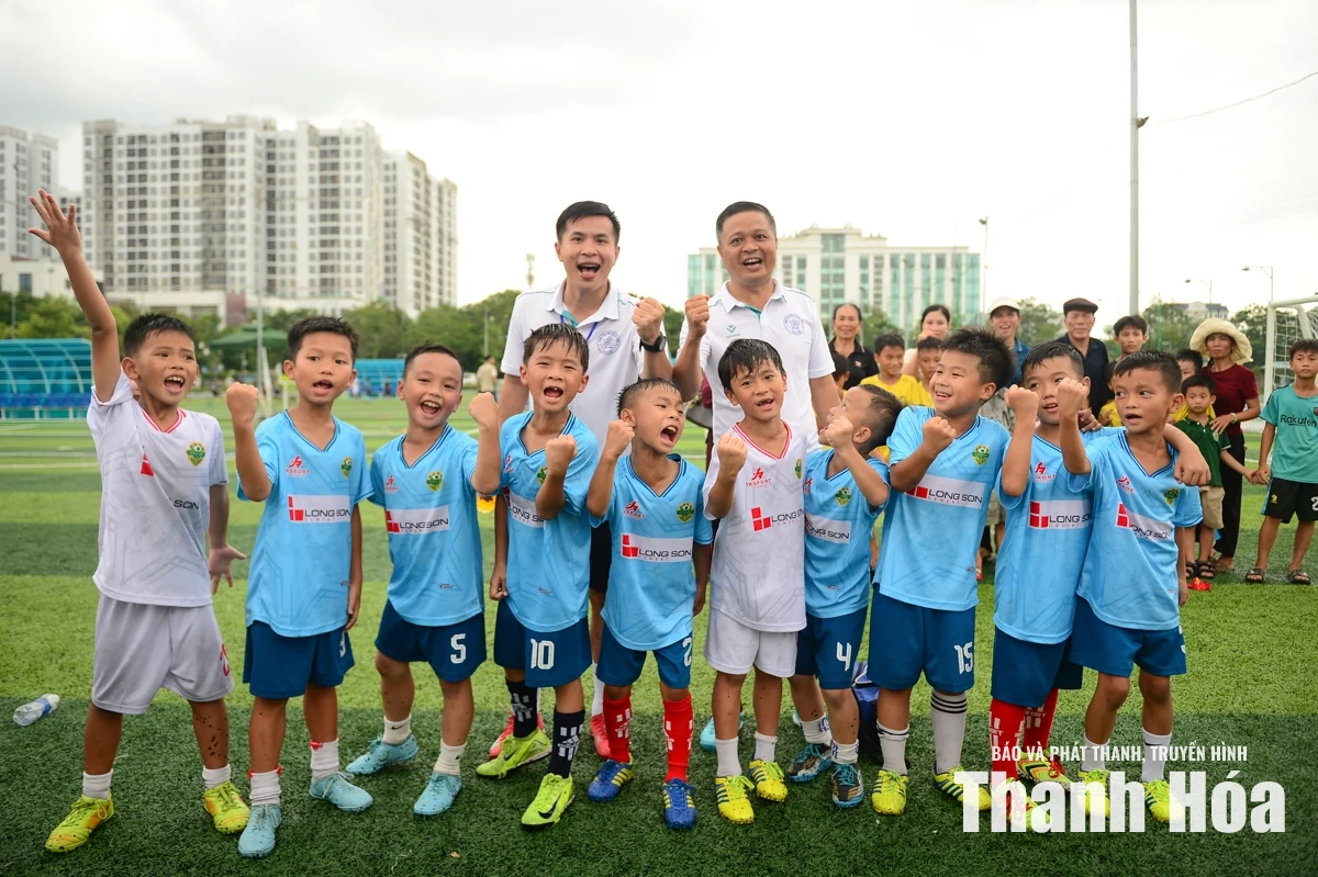 Vỡ òa cảm xúc trong ngày đăng quang 