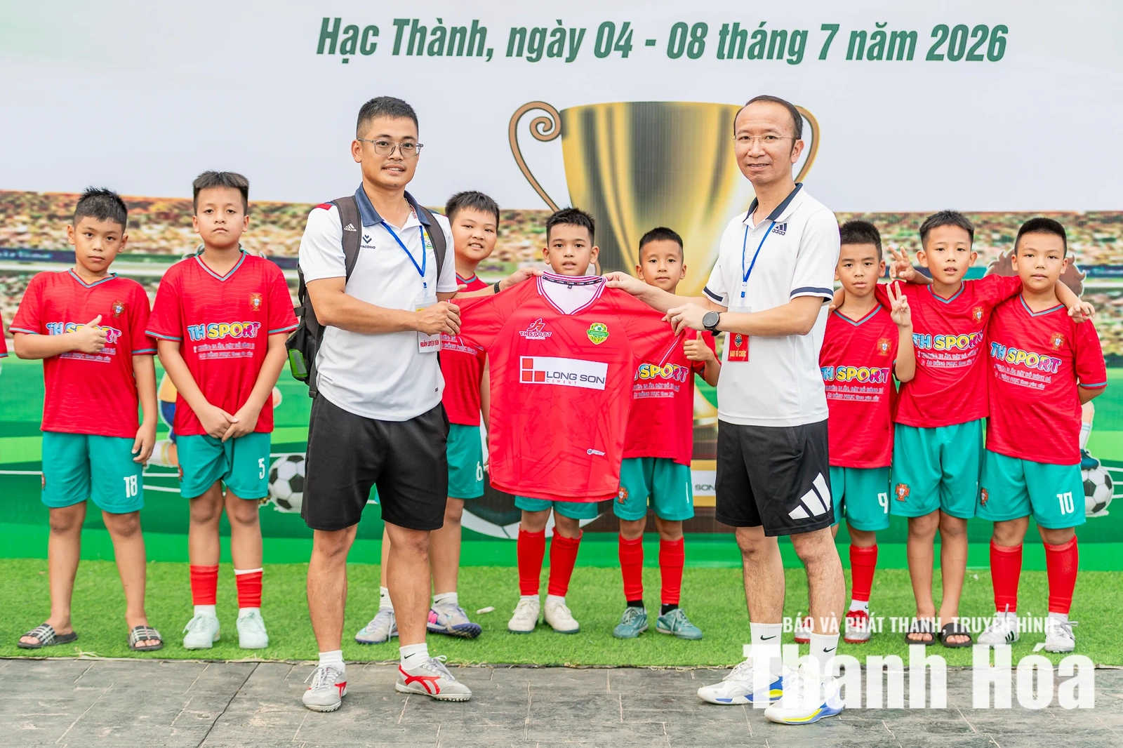 TH Sport trao áo đấu cho 8 đội bóng vào bán kết Giải Bóng đá Nhi đồng Báo và Phát thanh, Truyền hình Thanh Hóa lần thứ V