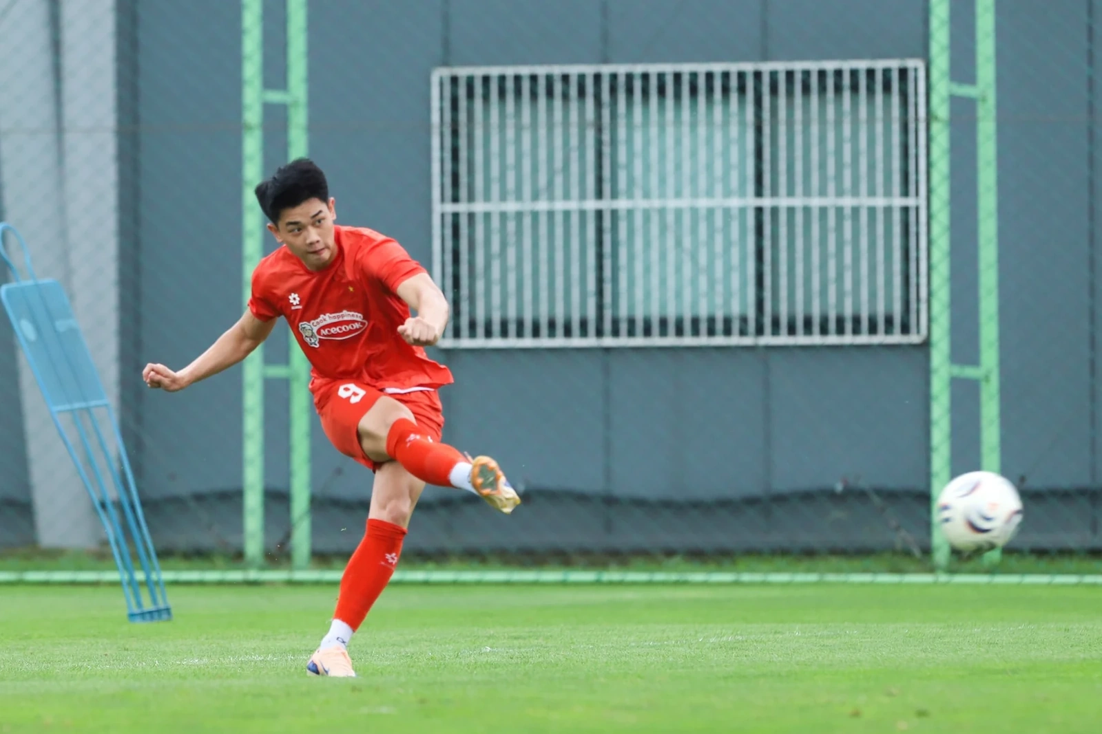 Đình Bắc quyết tâm cạnh tranh suất đá chính tại AFF Cup 2026; Tây Ban Nha loại Bỉ nhờ sai lầm của thủ môn Man Utd