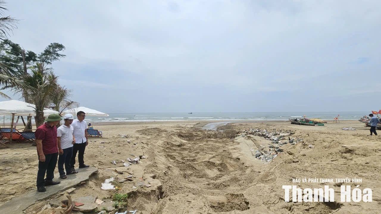 Sầm Sơn nhanh chóng khắc phục sự cố nước mưa từ cống tiêu thoát tràn ra biển