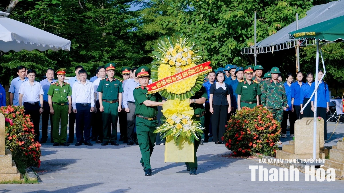 Lấy và bàn giao mẫu hài cốt liệt sĩ tại Nghĩa trang liệt sĩ Thạch Thành