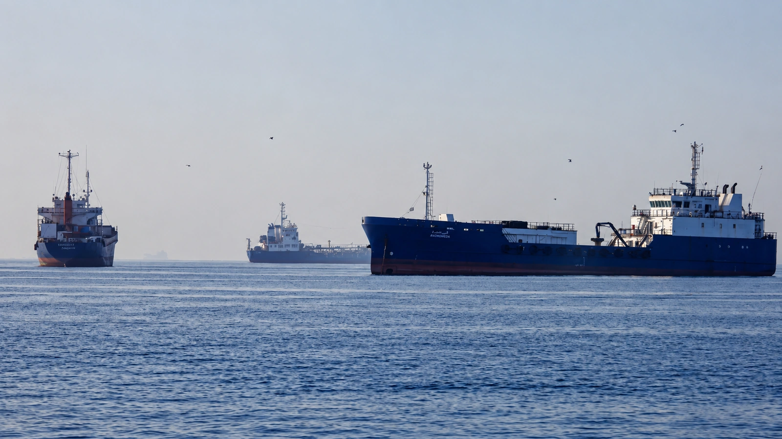 Mỹ không kích Iran sau loạt vụ tấn công tàu hàng ở eo biển Hormuz