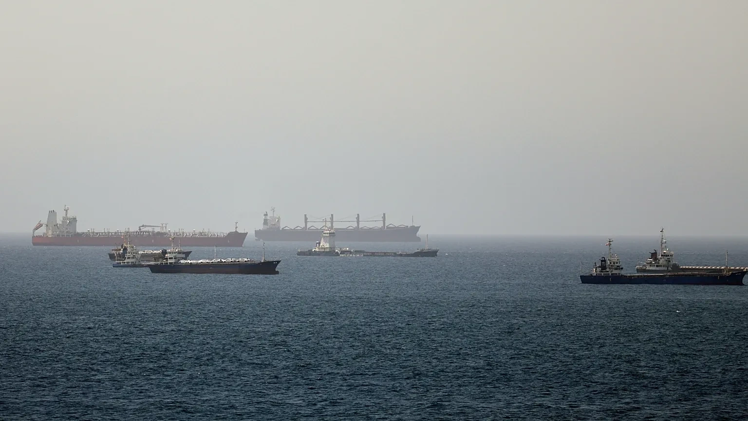 Tàu hàng bị tấn công ở eo biển Hormuz, ông Trump cảnh báo Iran