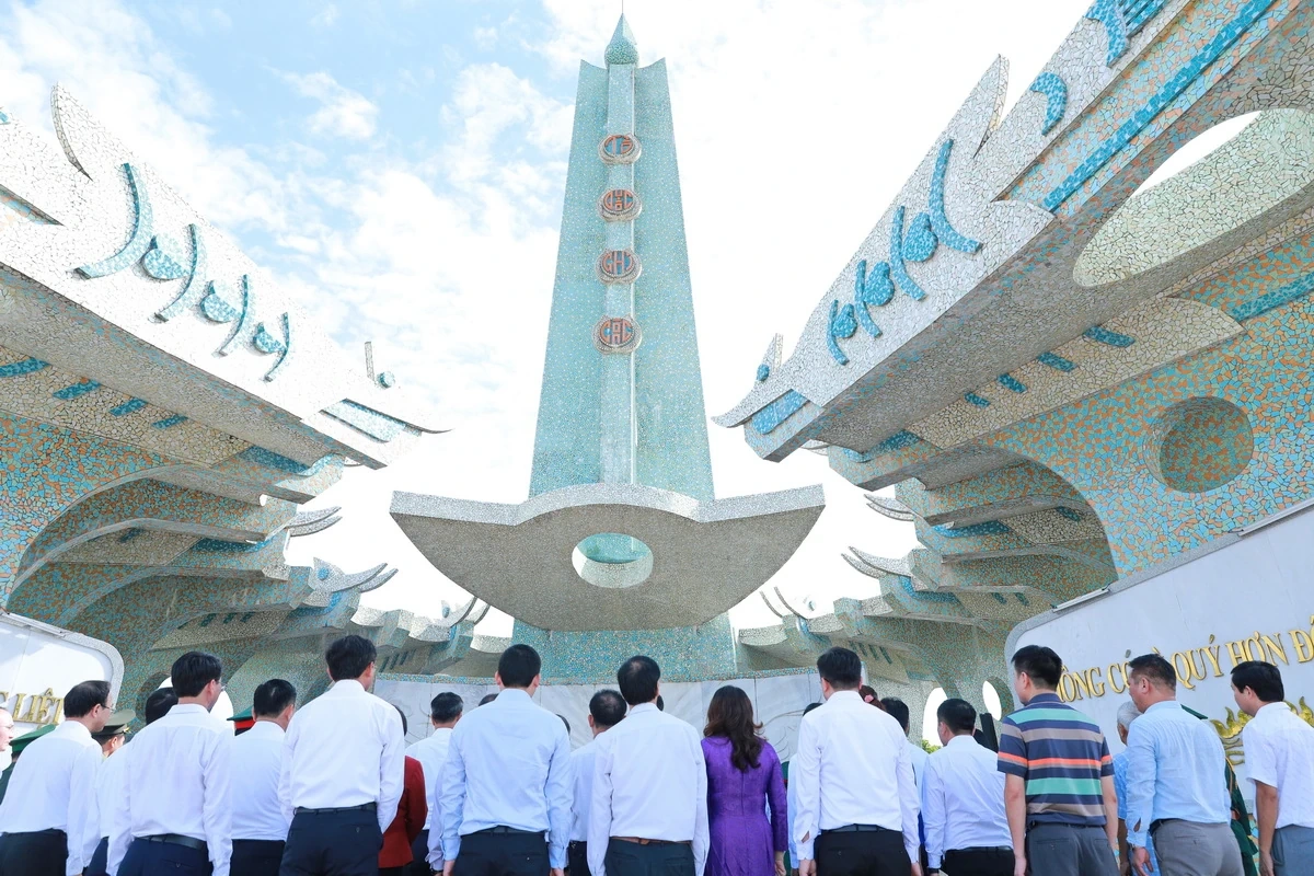 Đoàn đại biểu tỉnh Thanh Hóa và thành phố Đà Nẵng dâng hoa, dâng hương tri ân Mẹ Việt Nam Anh hùng và các Anh hùng liệt sĩ