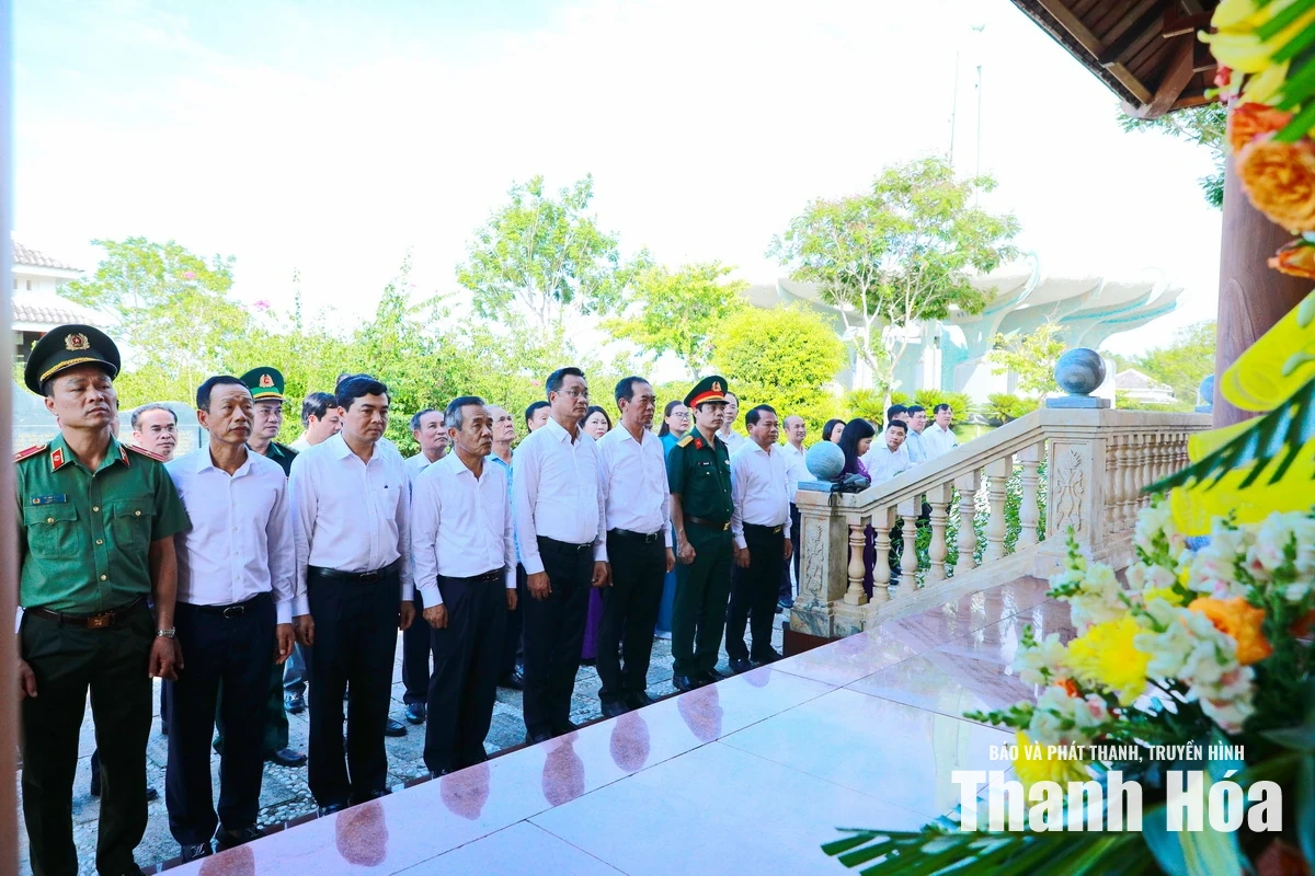 Đoàn đại biểu tỉnh Thanh Hóa và thành phố Đà Nẵng dâng hoa, dâng hương tri ân Mẹ Việt Nam Anh hùng và các Anh hùng liệt sĩ