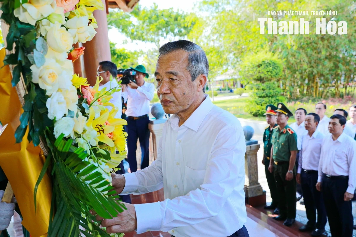 Đoàn đại biểu tỉnh Thanh Hóa và thành phố Đà Nẵng dâng hoa, dâng hương tri ân Mẹ Việt Nam Anh hùng và các Anh hùng liệt sĩ