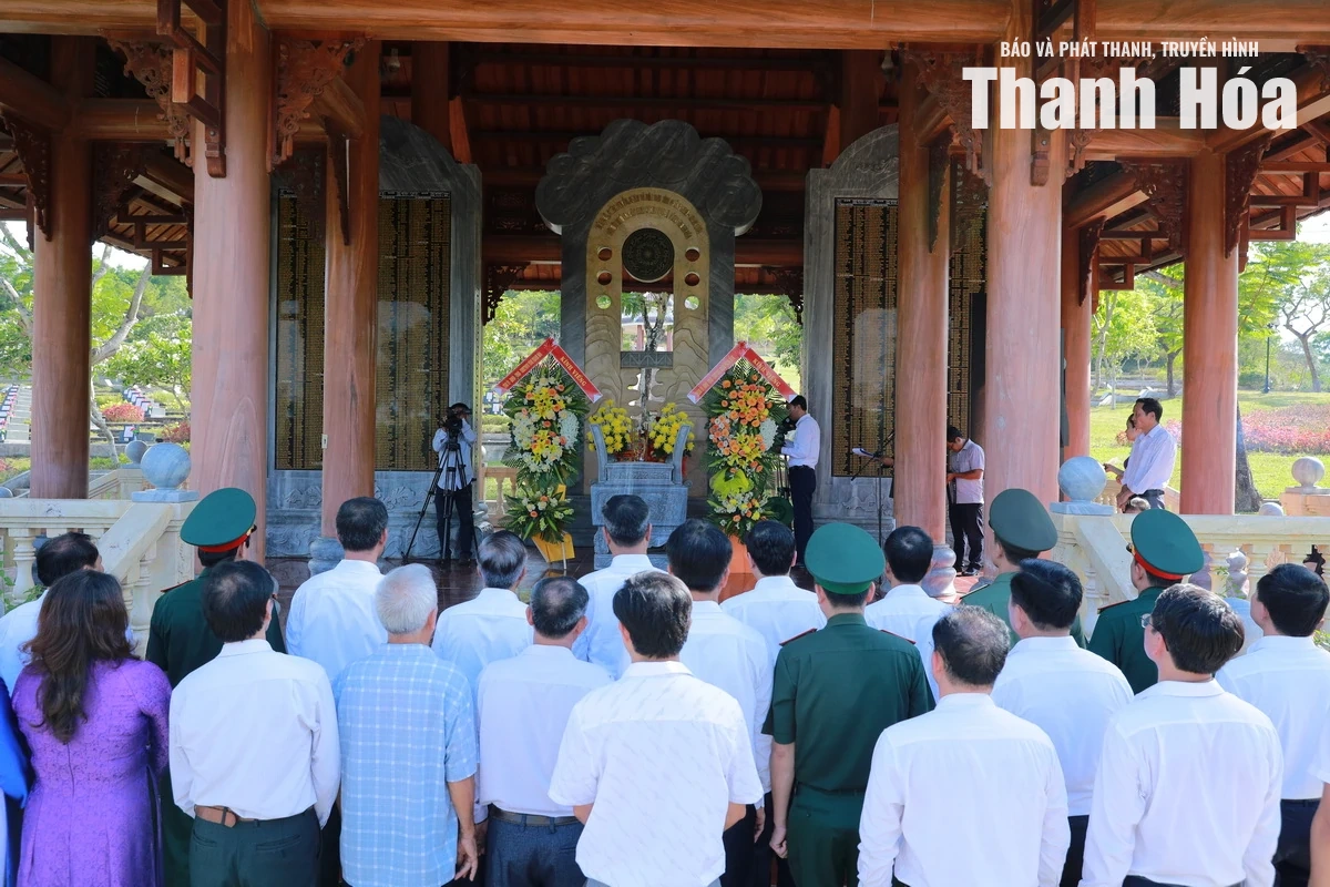 Đoàn đại biểu tỉnh Thanh Hóa và thành phố Đà Nẵng dâng hoa, dâng hương tri ân Mẹ Việt Nam Anh hùng và các Anh hùng liệt sĩ