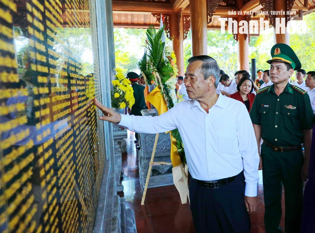 Đoàn đại biểu tỉnh Thanh Hóa và thành phố Đà Nẵng dâng hoa, dâng hương tri ân Mẹ Việt Nam Anh hùng và các Anh hùng liệt sĩ