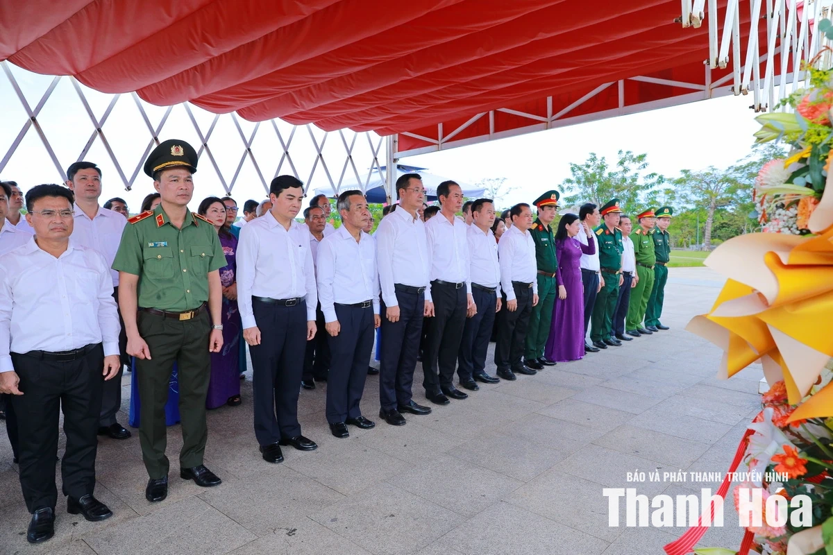 Đoàn đại biểu tỉnh Thanh Hóa và thành phố Đà Nẵng dâng hoa, dâng hương tri ân Mẹ Việt Nam Anh hùng và các Anh hùng liệt sĩ
