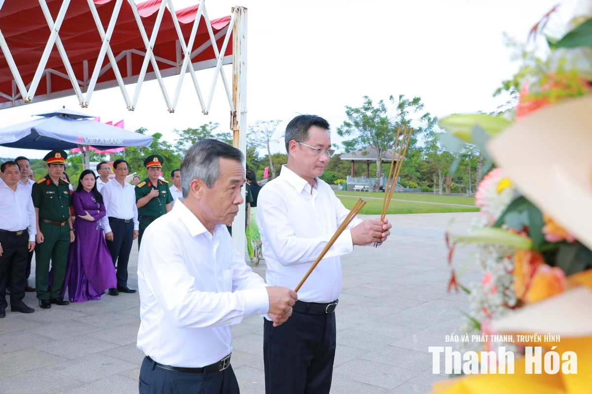 Đoàn đại biểu tỉnh Thanh Hóa và thành phố Đà Nẵng dâng hoa, dâng hương tri ân Mẹ Việt Nam Anh hùng và các Anh hùng liệt sĩ