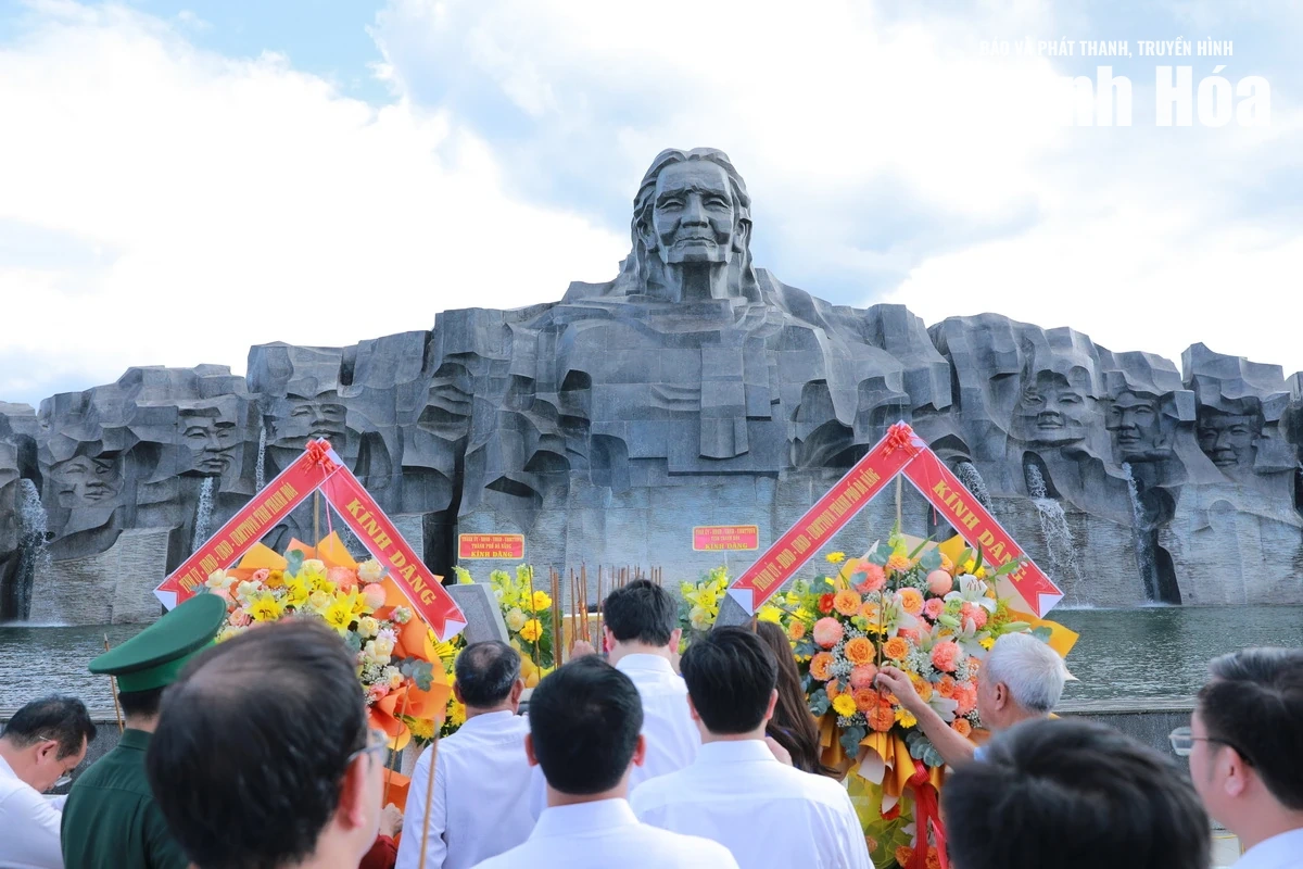 Đoàn đại biểu tỉnh Thanh Hóa và thành phố Đà Nẵng dâng hoa, dâng hương tri ân Mẹ Việt Nam Anh hùng và các Anh hùng liệt sĩ