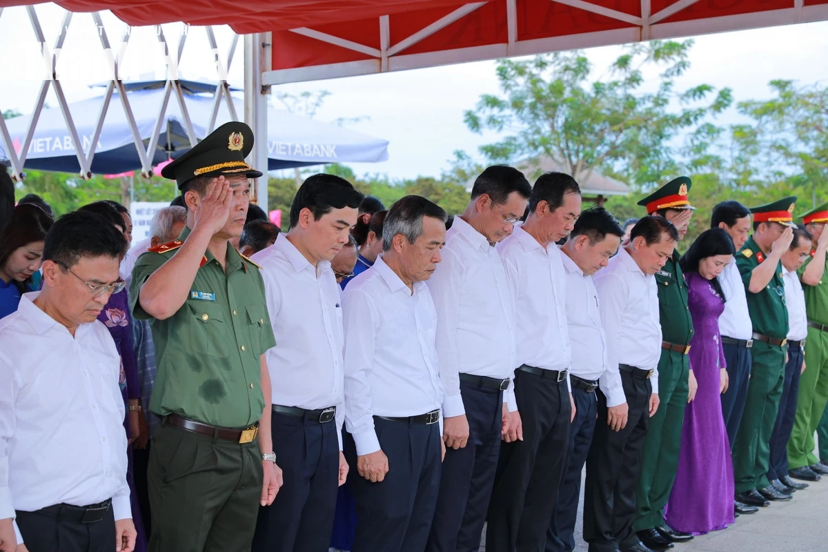 Đoàn đại biểu tỉnh Thanh Hóa và thành phố Đà Nẵng dâng hoa, dâng hương tri ân Mẹ Việt Nam Anh hùng và các Anh hùng liệt sĩ