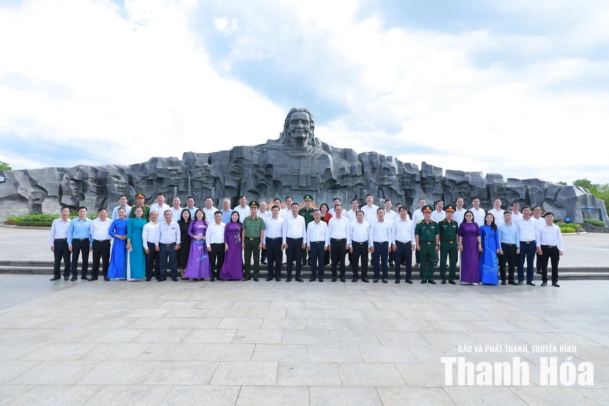 Đoàn đại biểu tỉnh Thanh Hóa và thành phố Đà Nẵng dâng hoa, dâng hương tri ân Mẹ Việt Nam Anh hùng và các Anh hùng liệt sĩ