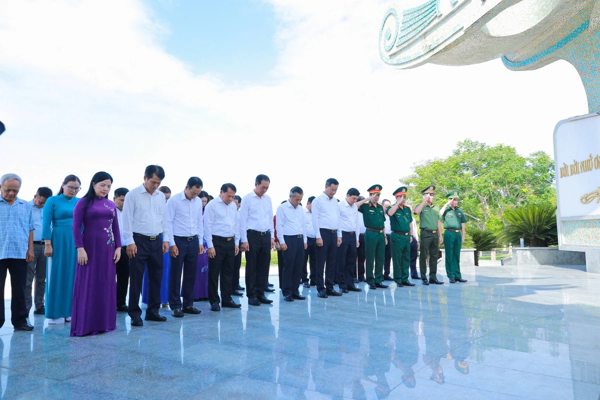 Đoàn đại biểu tỉnh Thanh Hóa và thành phố Đà Nẵng dâng hoa, dâng hương tri ân Mẹ Việt Nam Anh hùng và các Anh hùng liệt sĩ