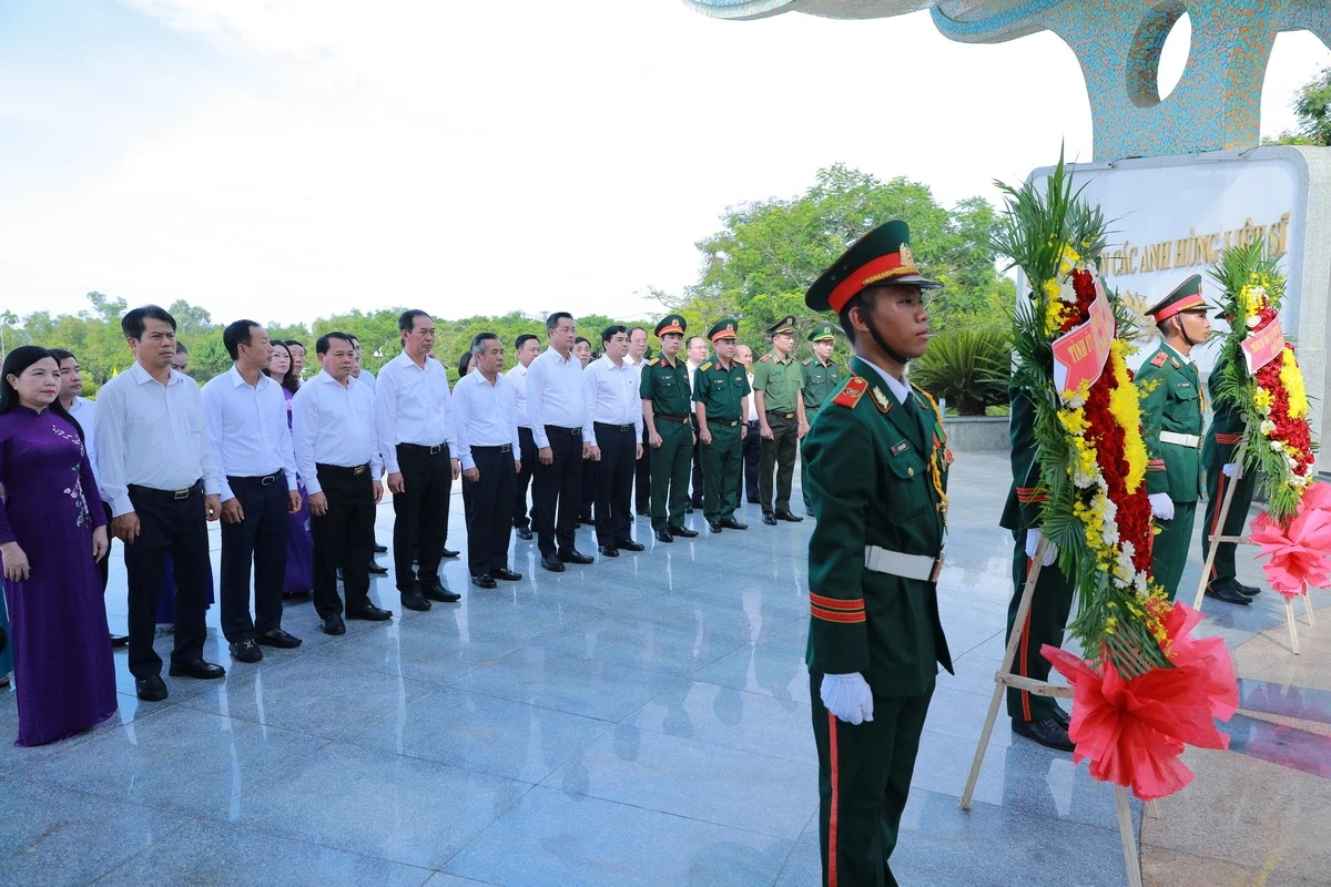 Đoàn đại biểu tỉnh Thanh Hóa và thành phố Đà Nẵng dâng hoa, dâng hương tri ân Mẹ Việt Nam Anh hùng và các Anh hùng liệt sĩ